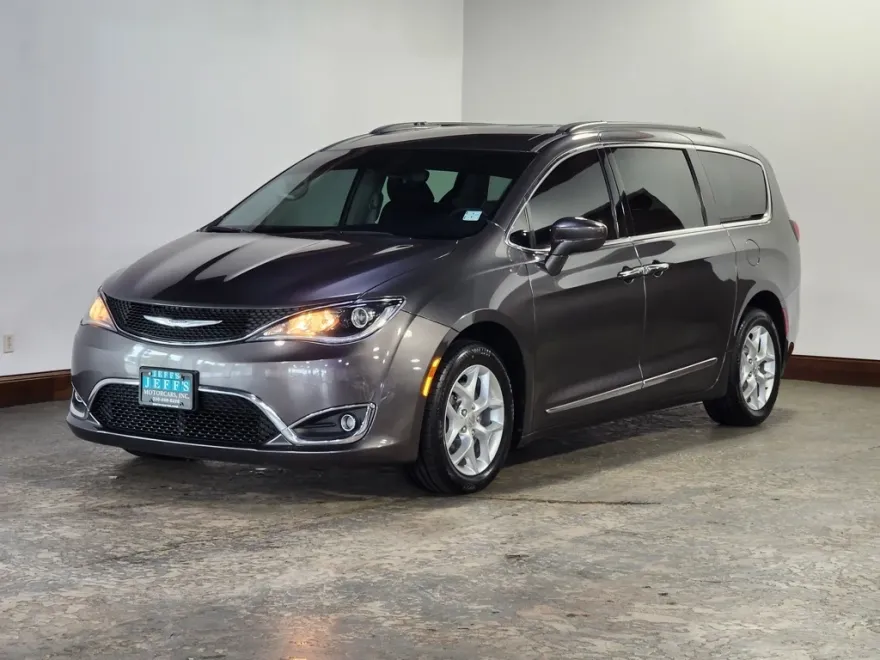2017 Chrysler Pacifica Touring L photo 1