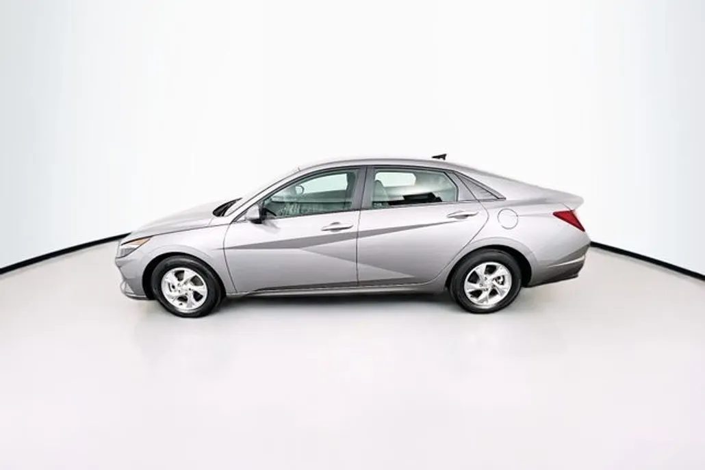 2023 Hyundai Elantra SE photo 1