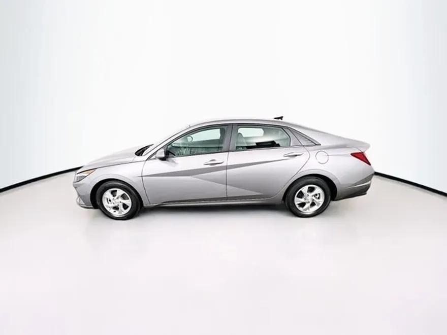 2023 Hyundai Elantra SE photo 1