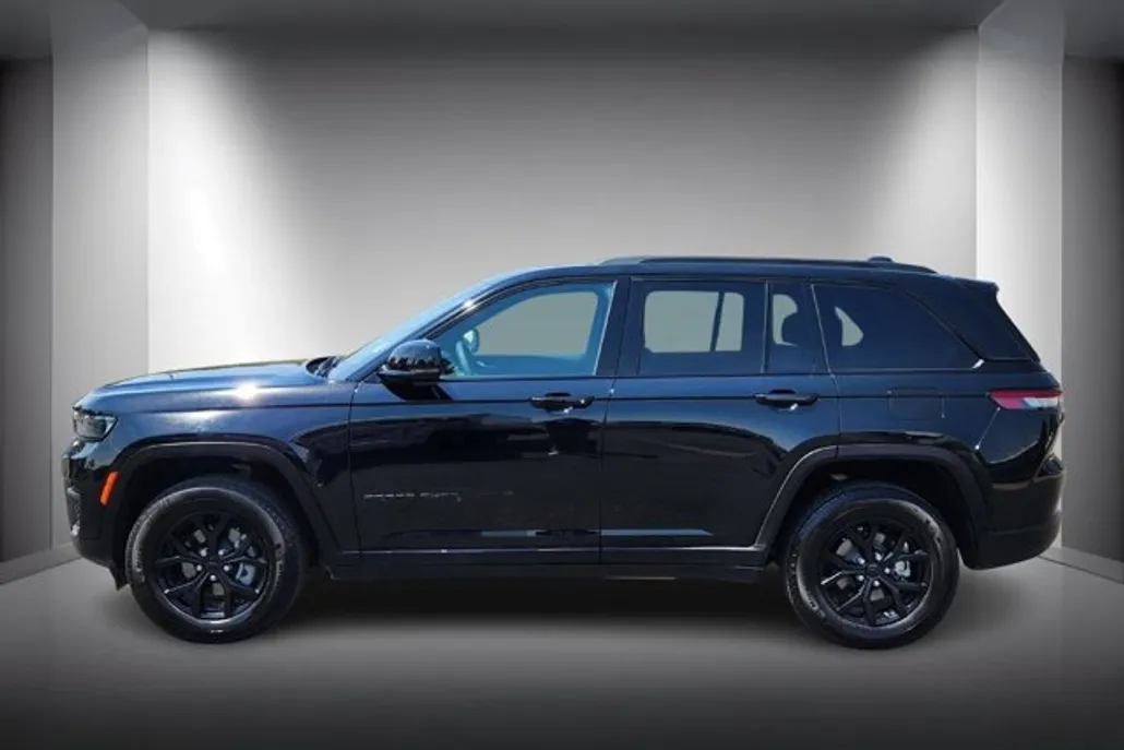 2025 Jeep Grand Cherokee Laredo Altitude X photo 1