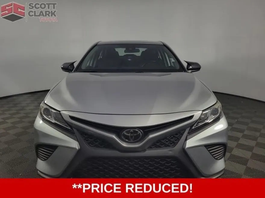 2020 Toyota Camry SE photo 1