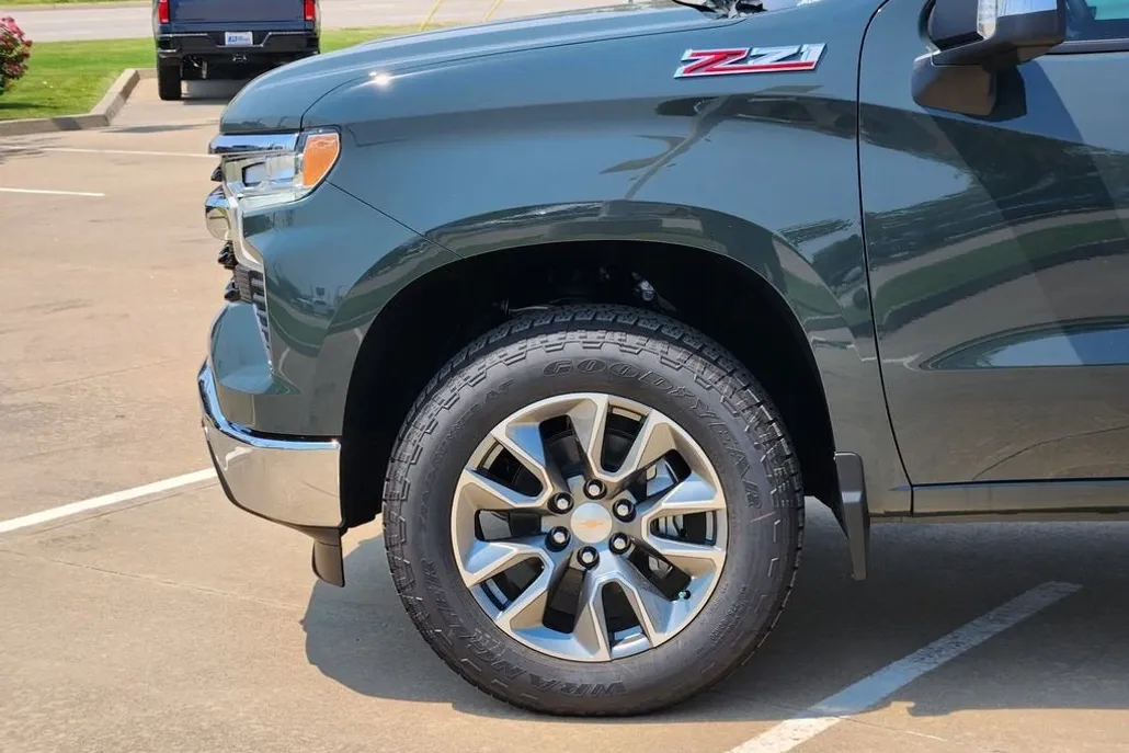 2025 Chevrolet Silverado LT photo 1