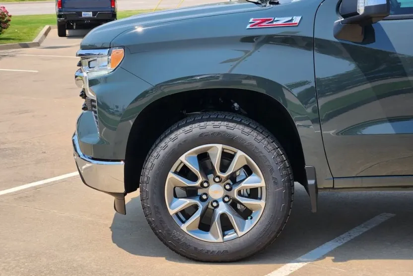 2025 Chevrolet Silverado LT photo 1