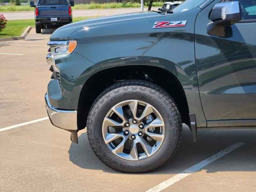 2025 Chevrolet Silverado LT photo 1