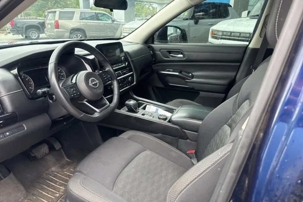 2022 Nissan Pathfinder SV photo 1