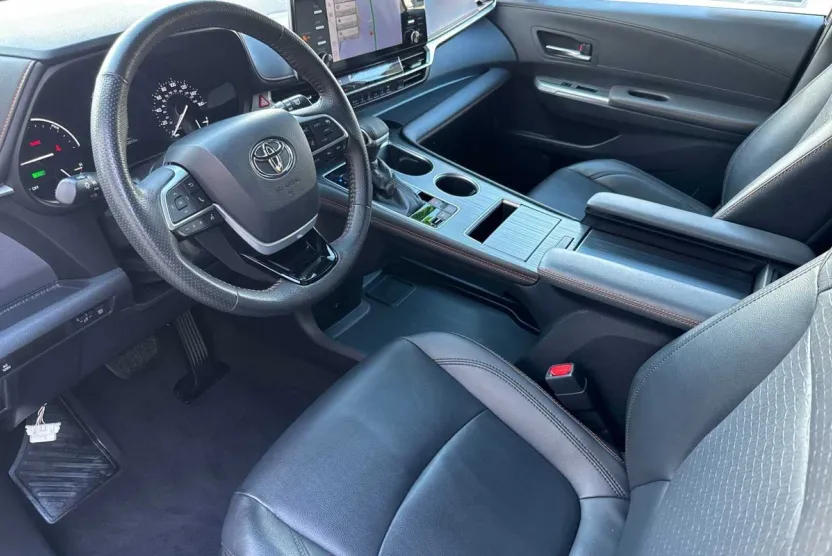 2021 Toyota Sienna XSE photo 1