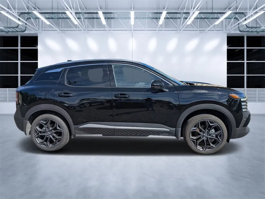 2025 Nissan Kicks SR photo 1