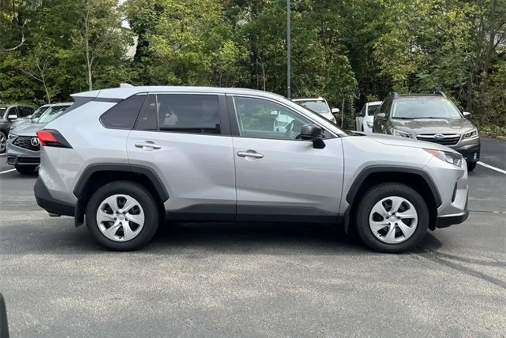 2022 Toyota RAV4 LE photo 1