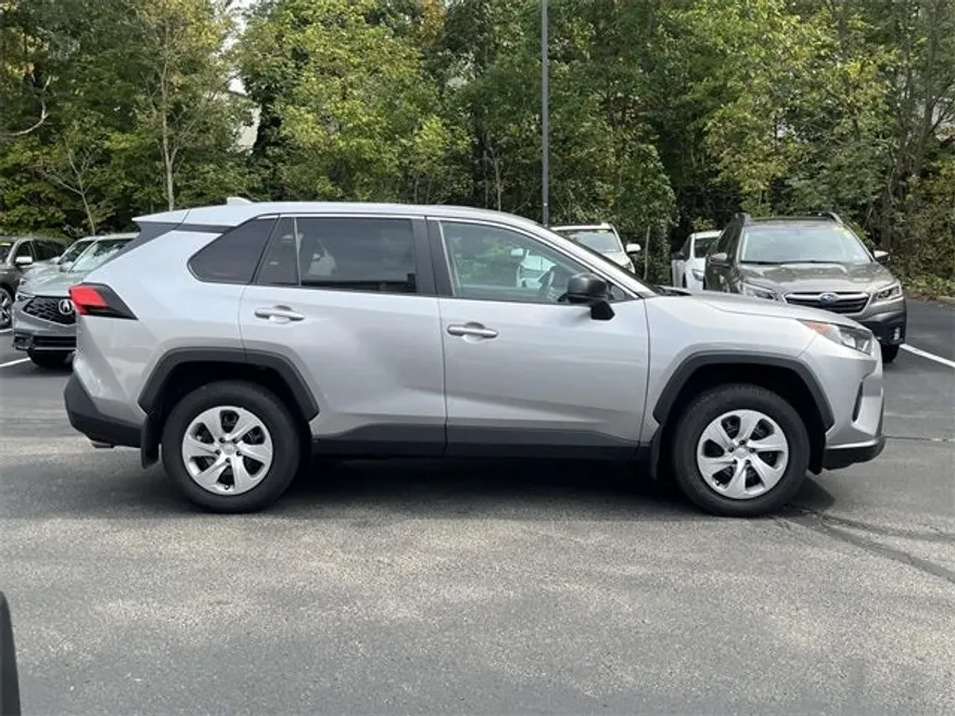 2022 Toyota RAV4 LE photo 1
