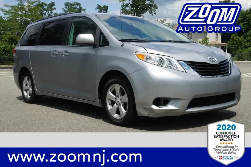 2011 Toyota Sienna LE photo 1