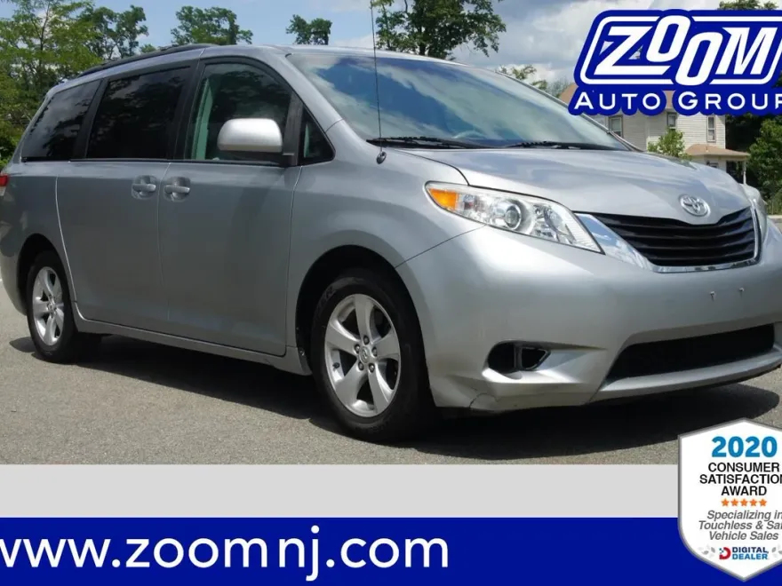 2011 Toyota Sienna LE photo 1