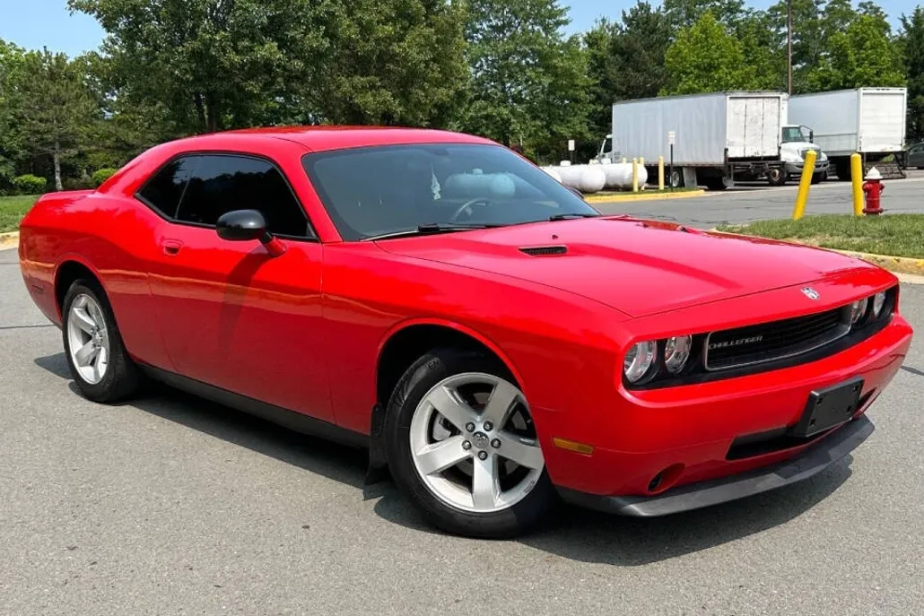 2010 Dodge Challenger SE photo 1