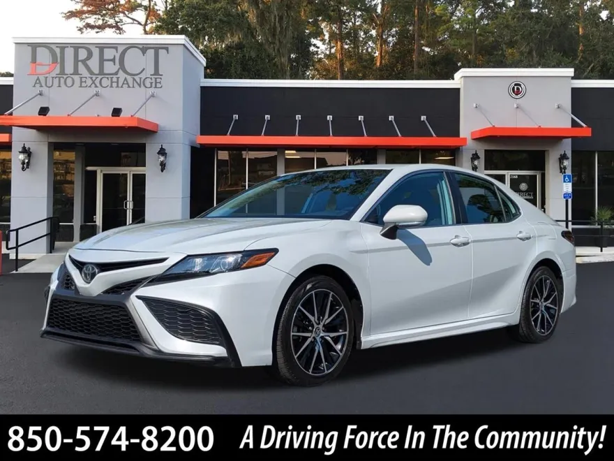 2022 Toyota Camry SE photo 1