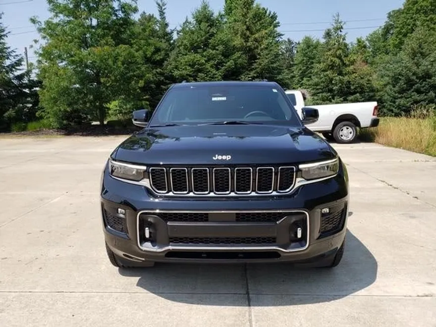2025 Jeep Grand Cherokee Overland photo 1