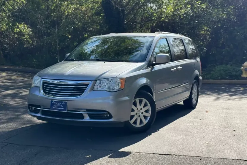 2014 Chrysler Town & Country Touring photo 1