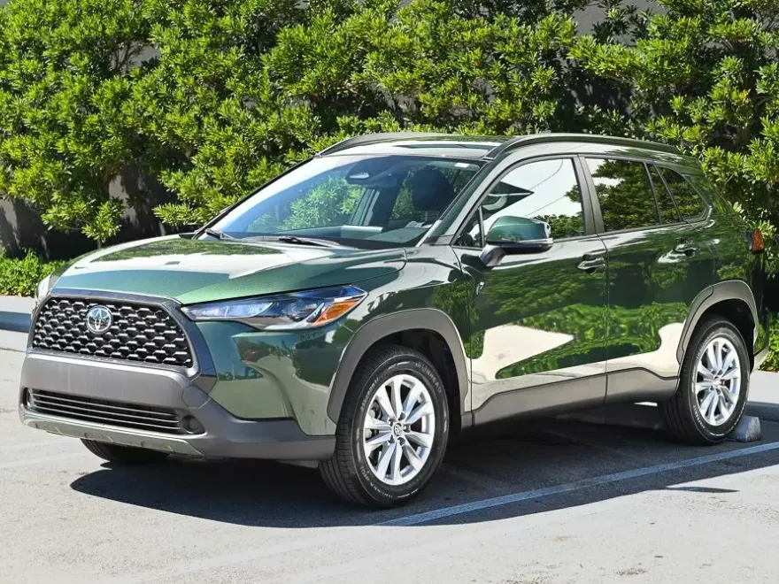 2023 Toyota Corolla Cross LE photo 1