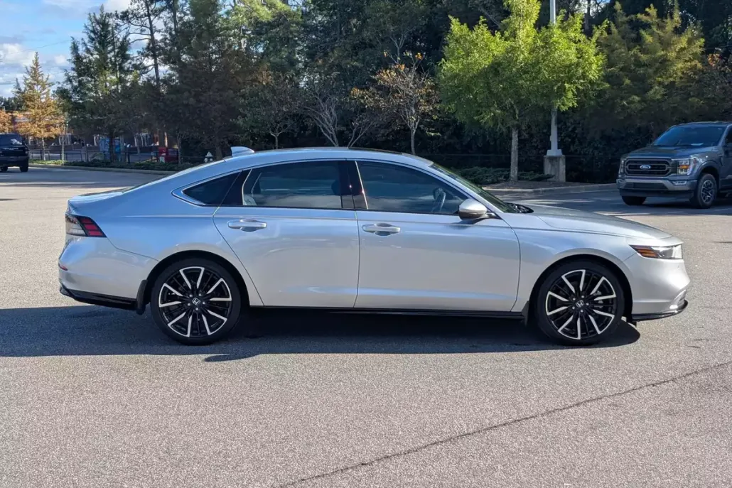 2024 Honda Accord Hybrid Touring photo 1