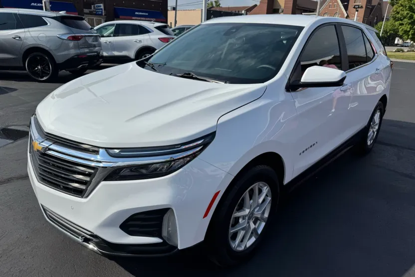 2023 Chevrolet Equinox LT photo 1