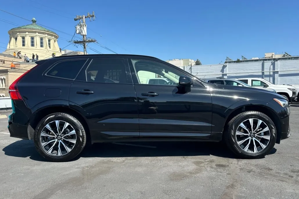 2025 Volvo XC60 B5 Plus photo 1