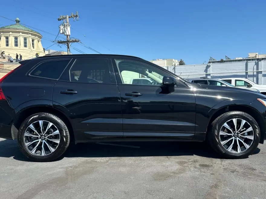 2025 Volvo XC60 B5 Plus photo 1
