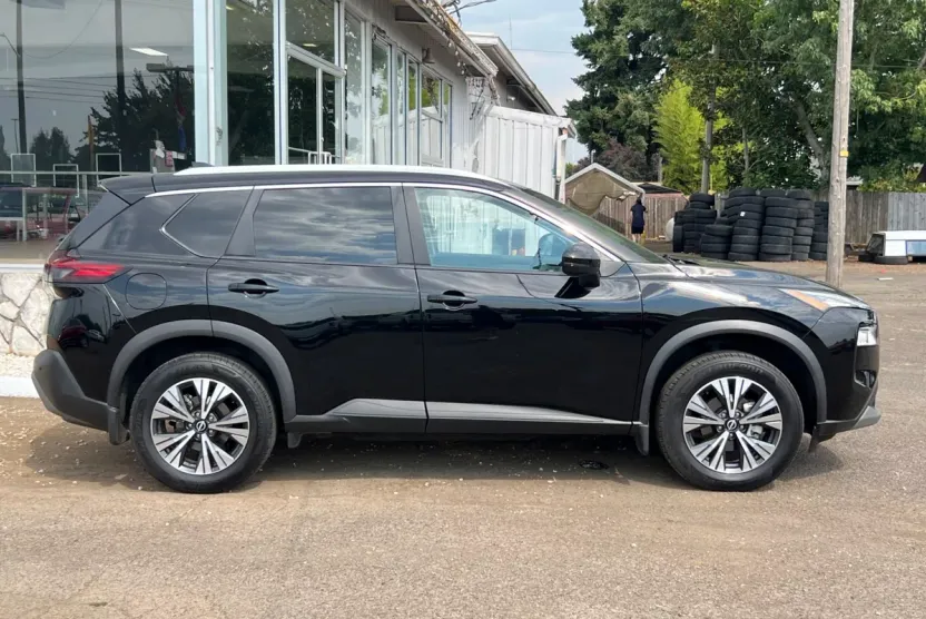 2022 Nissan Rogue SV photo 1