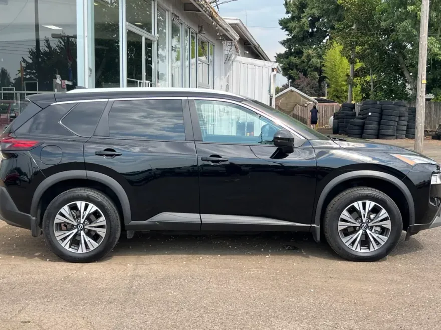 2022 Nissan Rogue SV photo 1
