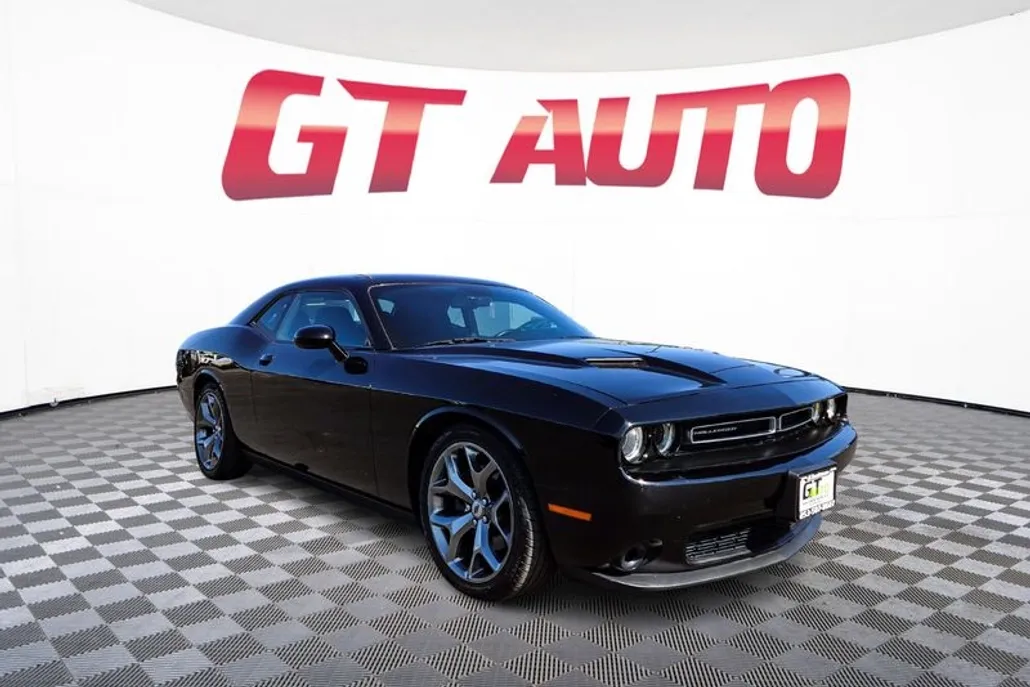 2017 Dodge Challenger SXT photo 1