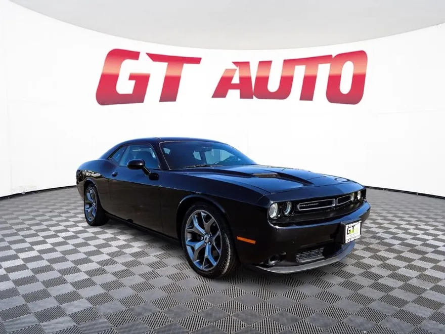 2017 Dodge Challenger SXT photo 1