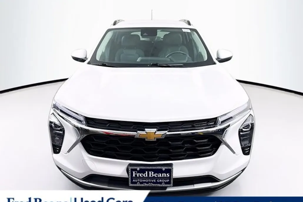 2024 Chevrolet Trax LT photo 1