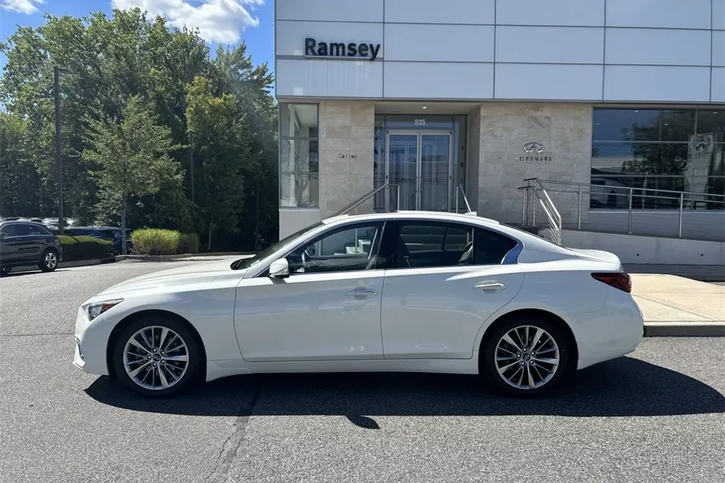 2023 Infiniti Q50 LUXE photo 1