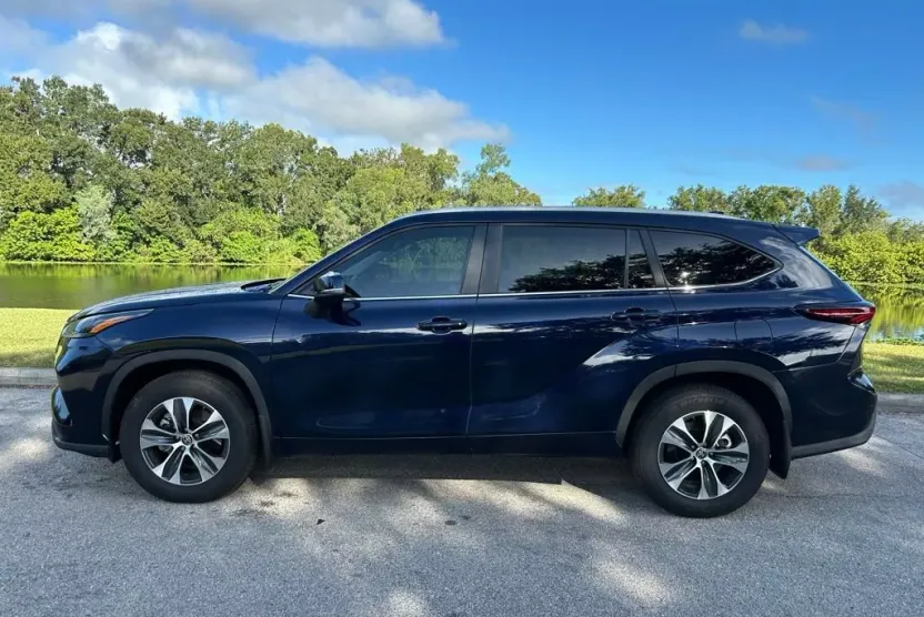 2024 Toyota Highlander XLE photo 1