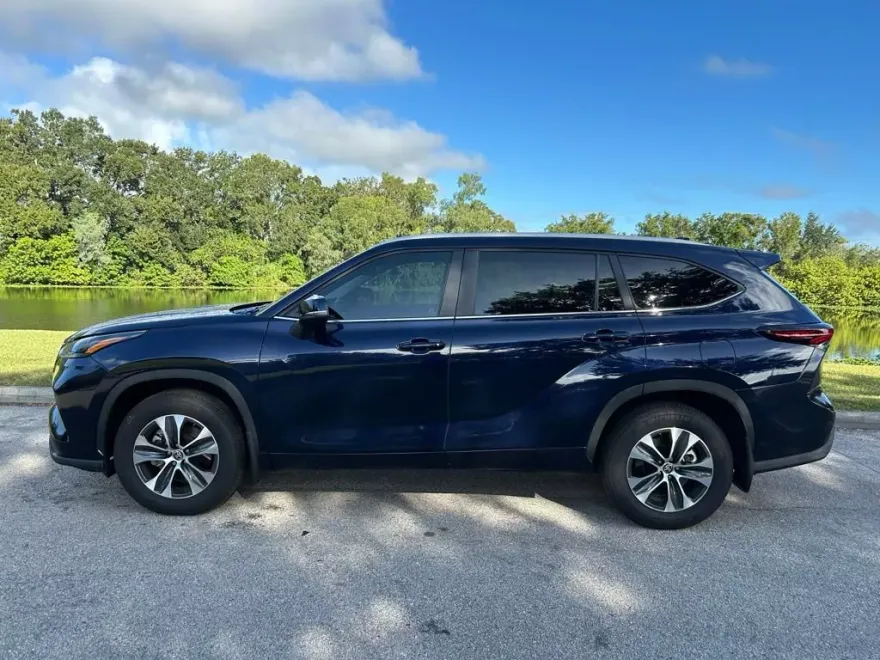 2024 Toyota Highlander XLE photo 1
