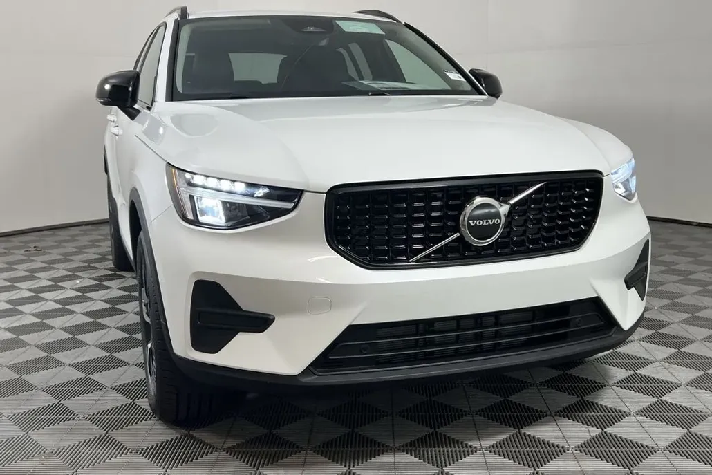 2026 Volvo XC40 Core photo 1
