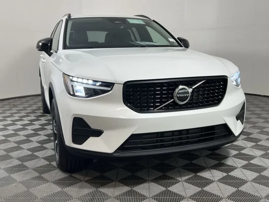 2026 Volvo XC40 Core photo 1