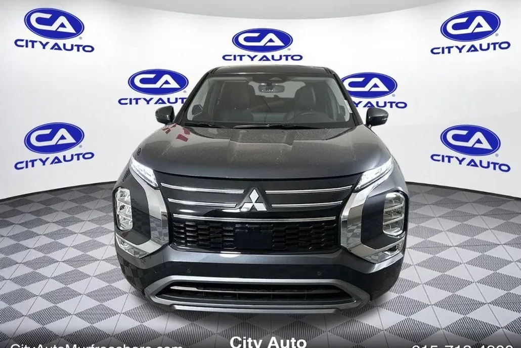 2025 Mitsubishi Outlander SE photo 1