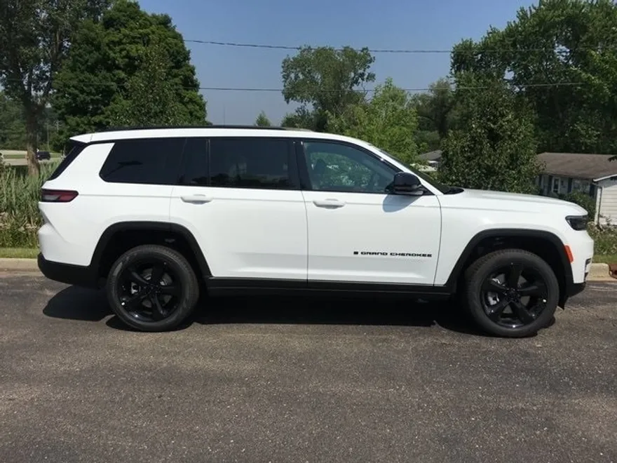 2025 Jeep Grand Cherokee Limited photo 1
