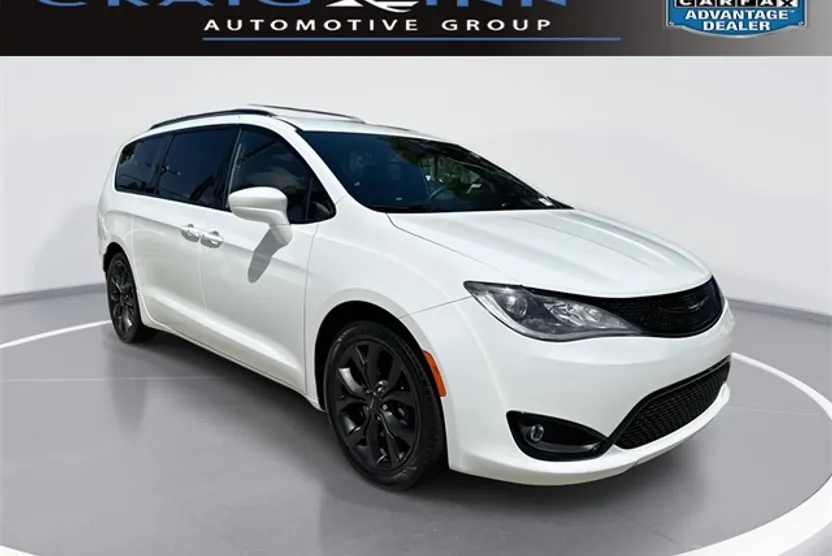 2020 Chrysler Pacifica Touring photo 1