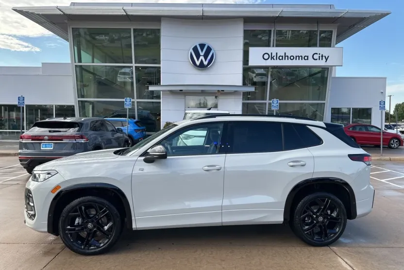 2025 Volkswagen Tiguan SE R-Line Black photo 1