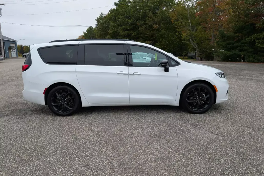 2024 Chrysler Pacifica Touring L photo 1