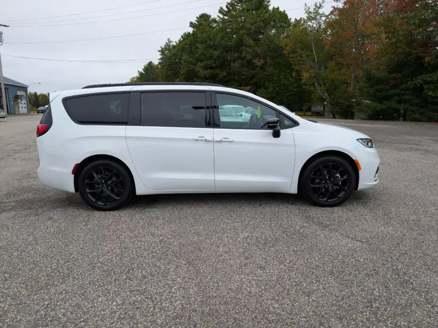 2024 Chrysler Pacifica Touring L photo 1