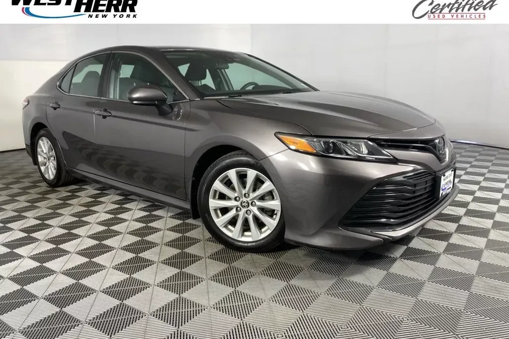 2020 Toyota Camry LE photo 1