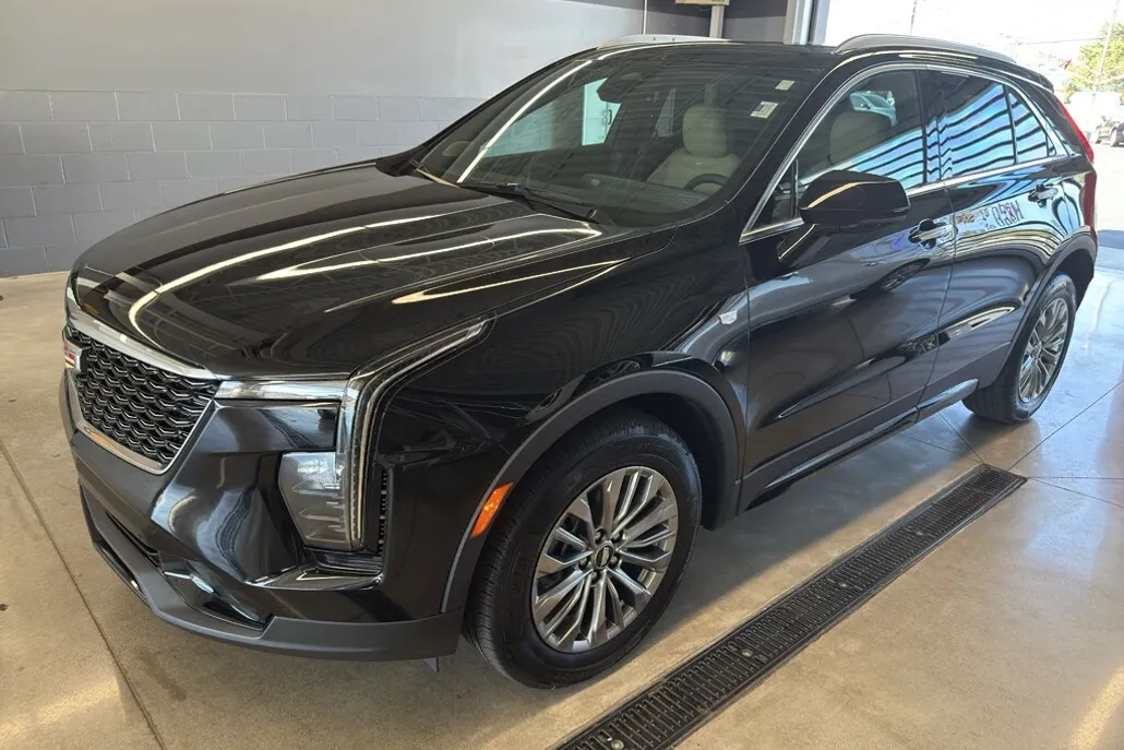 2024 Cadillac XT4 Premium Luxury photo 1
