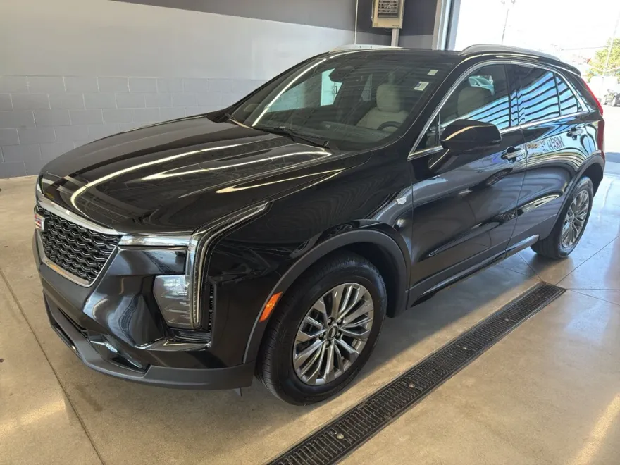 2024 Cadillac XT4 Premium Luxury photo 1