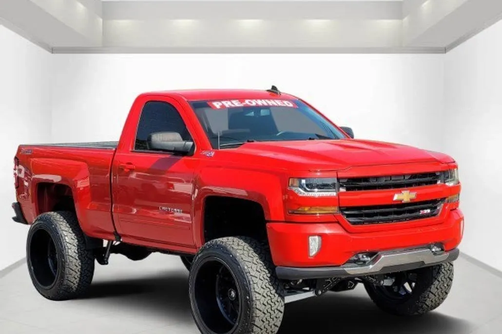 2017 Chevrolet Silverado 1500 LT photo 1