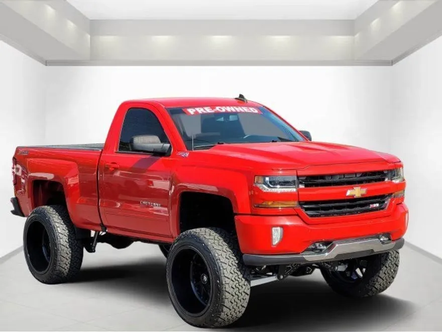 2017 Chevrolet Silverado 1500 LT photo 1