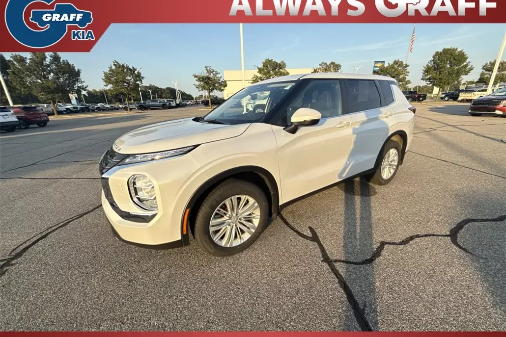 2023 Mitsubishi Outlander ES photo 1