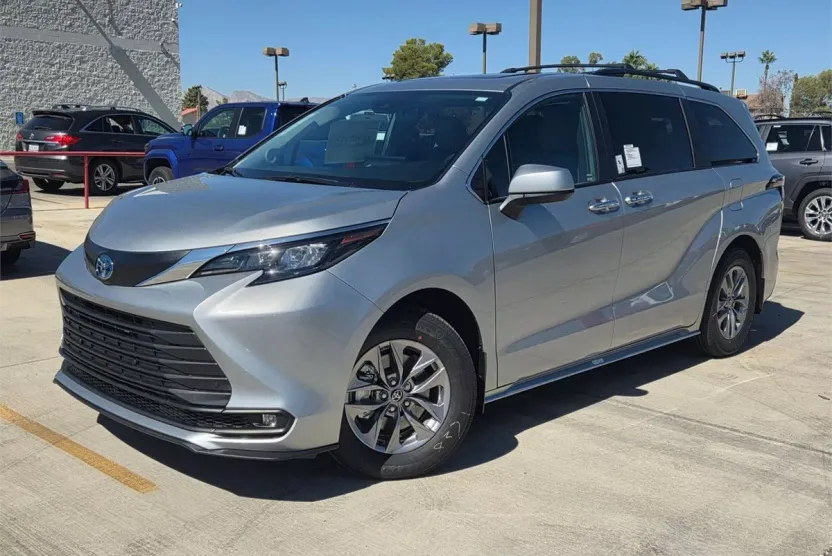 2025 Toyota Sienna XLE photo 1