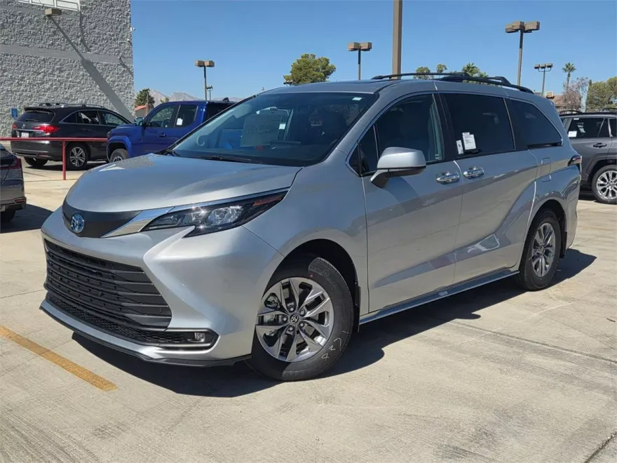 2025 Toyota Sienna XLE photo 1