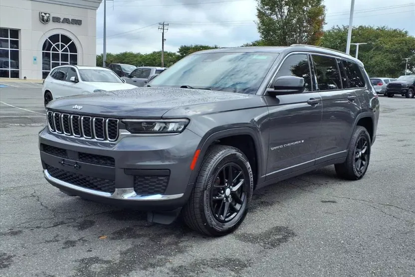 2022 Jeep Grand Cherokee Laredo photo 1