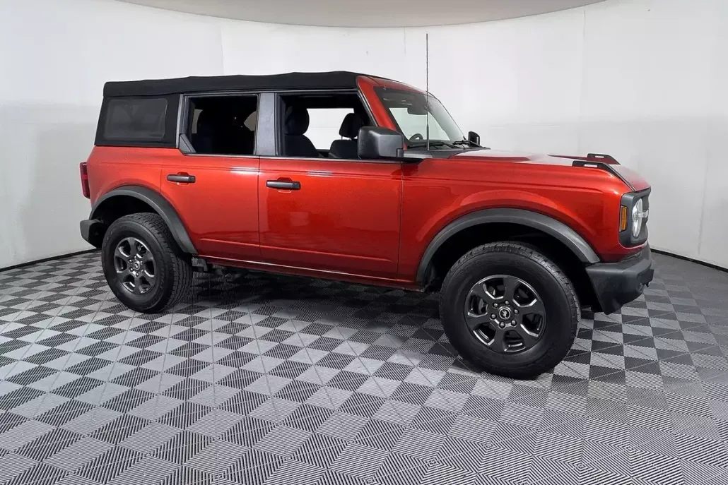 2022 Ford Bronco Base photo 1